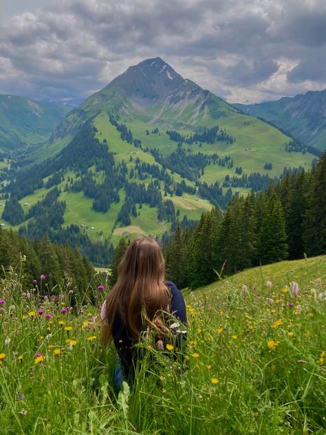 Eksterior Modern, Mountains Aesthetic, Mountain Girl, Adventure Aesthetic, Pretty Landscapes, Switzerland Travel, Nature Aesthetic, Pretty Places, Travel Aesthetic