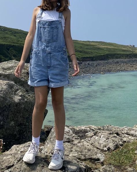 Aesthetic Dungaree Outfit, Summer Outfits Dungarees, Summer Outfits Aesthetic Beach Vintage, Short Overalls Aesthetic, Baggy Overall Shorts Outfit, Granola Girl Shorts Outfit, Aesthetic Overalls Outfit Short, Dungaree Shorts Outfit Summer, Shorts Dungarees Outfit