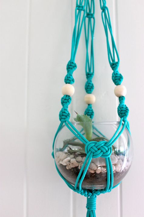 Whether youre in the northern hemisphere heading into winter or in the southern hemisphere two steps away from summer, brighten up your Macrame Plant Hanger Patterns, Macrame Planter, Makramee Diy, Diy Macrame Plant Hanger, Hanger Diy, Diy Plant Hanger, Macrame Plant Holder, Macrame Hanger, Macrame Patterns Tutorials