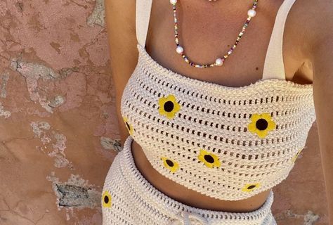 Grande tendance dans les années 70, le top en crochet refait surface cet été pour une allure bohème-chic. Nous avons sélectionné 30 tops en crochet stylés. Tops En Crochet, Top En Crochet, Easy Crochet Top, Crochet Top Patterns, Mode Crochet, Top Patterns, Crochet Tops Free Patterns, Crochet Simple, Crochet Top Pattern