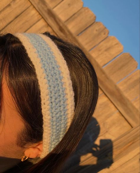 Knitted Headband Aesthetic, Crotchet Aesthetic Girl, Crochet Ideas Headbands, Headband Crochet Ideas, Easy Headband Crochet, Chrochet Girl Aesthetic, Knit Headband Aesthetic, Aesthetic Crochet Headband, Crochet Headband Ideas