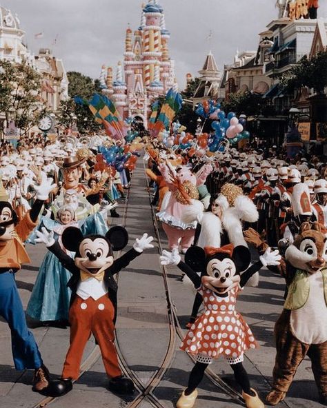 disney world retro °o° on Instagram: "a parade celebrating magic kingdom’s 25th anniversary, october 1996 💖" Vintage Disney World Aesthetic, Old School Disney, Disney 80s, Disney World Parade, 80s Disney, Disney World Aesthetic, Morning Magic, 90s Disney, Disney Adult