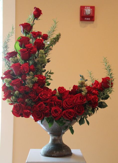 Red Roses Centerpieces, Red Rose Arrangements, Gubahan Bunga, Unique Floral Arrangements, Church Flower Arrangements, Rose Centerpieces, Creative Flower Arrangements, Red Rose Bouquet, Flower Arrangements Simple