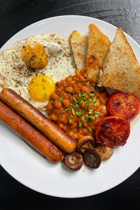 Breakfast And Brunch, Homemade Baked Beans, Full English Breakfast, Idee Pasto, Healthy Breakfast Recipes Easy, Healthy Food Motivation, Cooked Breakfast, English Breakfast, English Food