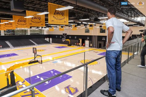 Brook Lopez surveys his new practice gym Los Angeles Lakers Aesthetic, Lapangan Basket Aesthetic, Lakers Basketball Court, Lakers Stadium, Training Center Design, School Sketches, Lapangan Basket, Home Basketball Court, Brook Lopez