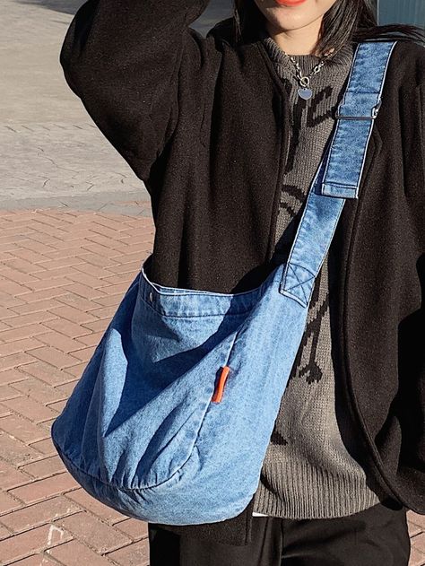 Minimalist Denim Crossbody Bag Denim Bag Outfit Street Styles, Old Jeans Sewing Projects, How To Make A Jeans Bag, Denim Sewing Ideas, Sewing Denim Projects, Denim Crossbody Bag Diy, Patchwork Denim Bag, Denim Tote Bags Diy, Upcycled Denim Bag