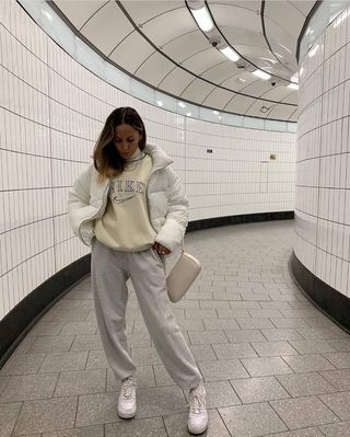 snow • Instagram Mode Grunge Hipster, Comfy Outfits Lazy, Trendy Outfits With Sweatpants, Sweats Outfit, Outfits Lazy, Mode Grunge, Outfits Retro, Sweatpants Outfit, Outfit Layout