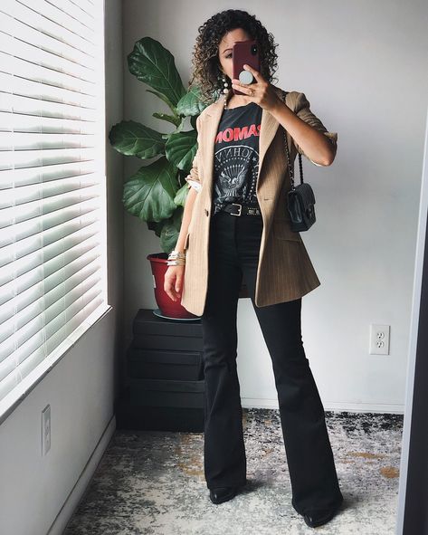 Black Flare Outfit, Red Flare Jeans, Black Flare Jeans Outfit, Flare Jeans Outfit Winter, Flare Outfits, Flare Jeans Outfits, Flares Outfit, Flare Jean Outfit, Jeans Blazer Outfit