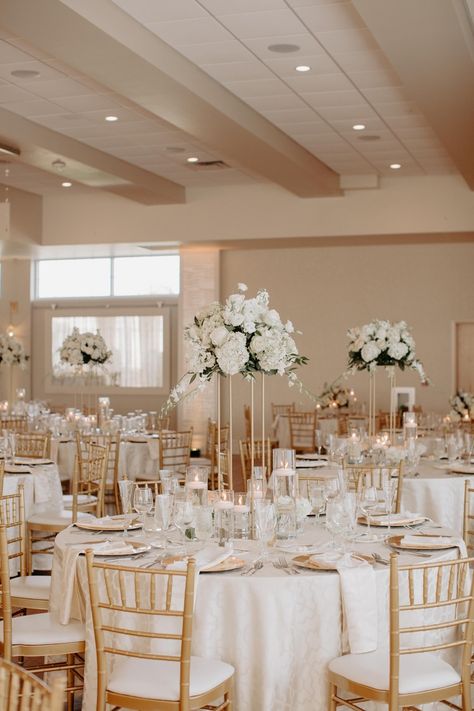 Champagne Wedding Decorations, White And Gold Wedding Themes, Champagne Centerpiece, Wedding Dinner Table Setting, Champagne Wedding Themes, Champagne Wedding Flowers, Champagne Decor, Wedding Theme Color Schemes, Newport Ri Wedding