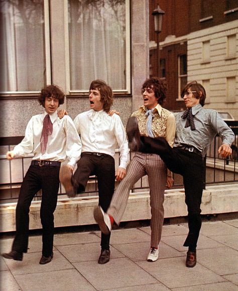 Pink Floyd the day they signed with EMI Record in London, March 1967. Pink Floyd Members, Pink Floyd Concert, Pink Floyd Vintage, Pink Floyd Live, 60s Rock, Richard Williams, Music Pics, Musica Rock, Roger Waters