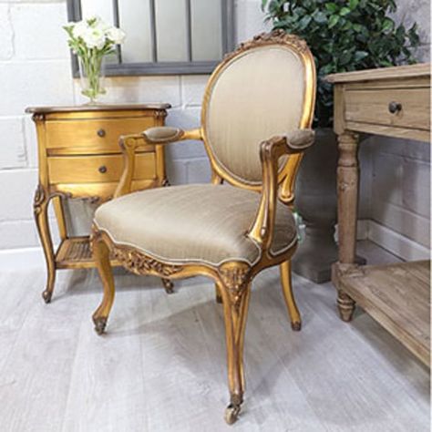 French Furniture Bedroom, Louis Chairs, French Style Bedroom, Paris Rooms, Shabby Chic Bedroom Furniture, Bedroom Chairs, Wooden Sofa Set Designs, French Arm Chair, Patterned Armchair