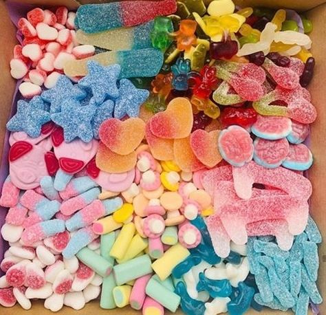 Essen, Gummy Candies, Candy Board, Sleepover Food, Junk Food Snacks, Yummy Comfort Food, Sour Candy, Candy Party, Candy Shop