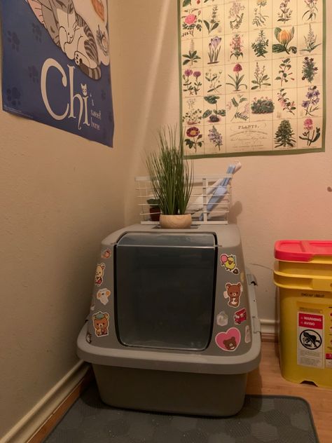 Cat litter box decorated with stickers. Cat litter box but .. AESTHETIC Two Litter Box Ideas, Litterbox In Bathroom, Cat Studio Apartment, Cat Places In Home, Covered Litter Box Ideas, Cat Litter Set Up, Cute Cat Litter Boxes, Aesthetic Cat Setup, Cat Litter Box Aesthetic