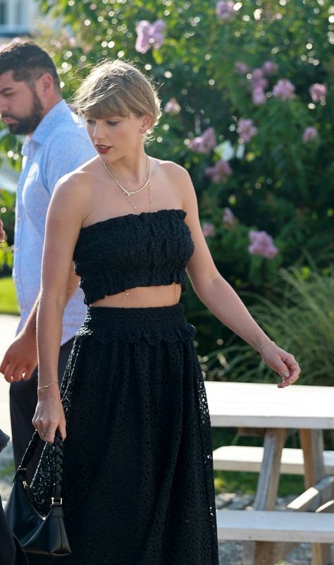 Lana Del Rey, Taylor Swift Street Style, Taylor Outfits, Red Carpet Photos, Beach Haven, Taylor Swift Web, Taylor Swift Outfits, Black Two Piece, Taylor Swift 1989