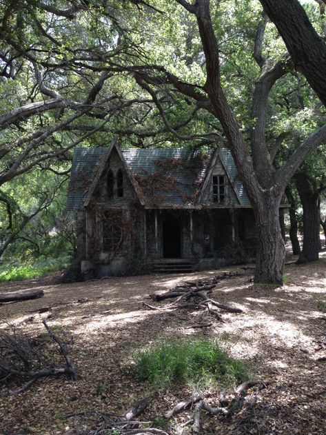 GF and I Stumbled Across A Horror Movie Set on our Local Native American Museum Grounds - post - Imgur Abandoned Mansion For Sale, Forgotten Things, Supraviețuire Camping, Abandon Places, Cozy Cottages, Vintage Homes, Derelict Buildings, Creepy Houses, Old Abandoned Houses