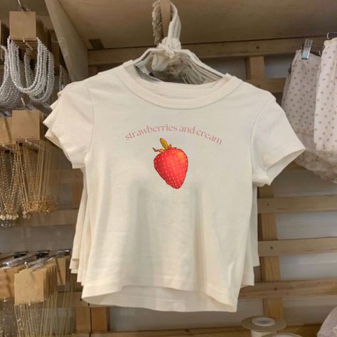 San Jose, Summer T Shirts Aesthetic, Cute Tees Aesthetic, Aesthetic Summer Shirts, Vintage T Shirt Aesthetic, Strawberry Shirt Outfit, Aesthetic T Shirts Vintage, Aesthetic Shirts Vintage, Cute Shirts Aesthetic