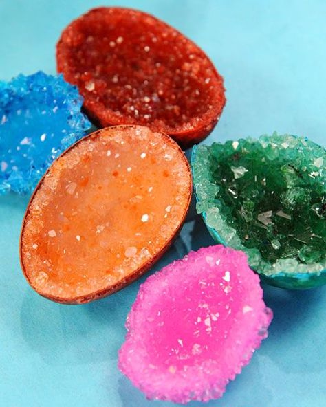 Make crystal geodes out of alum powder, eggshells, and glue. | 24 Kids’ Science Experiments That Adults Can Enjoy, Too Egg Geodes, Grow Your Own Crystals, Kid Science, At Home Science Experiments, Diy Ostern, Crystal Egg, Cool Science Experiments, Science Experiments Kids, Science For Kids