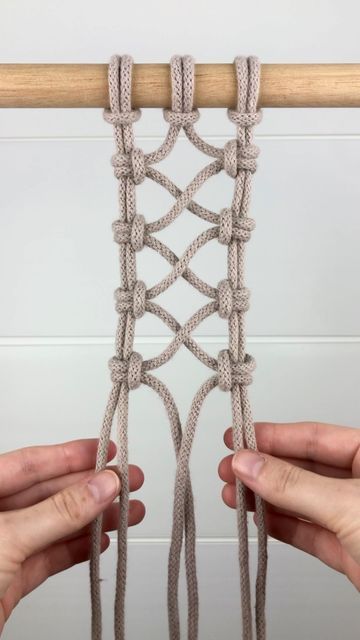 Macrame Railing, Things To Macrame, Practical Macrame Projects, Macrame Patterns Tutorials How To Make, Easy Macrame Patterns, Simple Macrame Knots, Easy Macrame Knots, Macrame Easy, Macrame Knots Step By Step