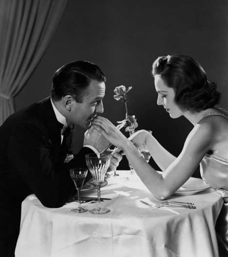 Photos Amoureux, Couples Dinner, Old Fashioned Love, Romantic Fiction, Romantic Photography, Vintage Couples, Eat Together, Vintage Romance, Date Dinner