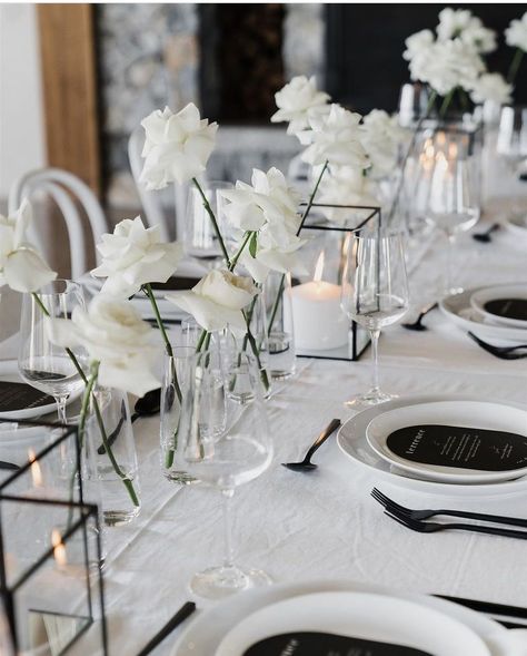 Minimalist Wedding Table Decor, White Wedding Table Setting, Black Wedding Table, Minimalist Wedding Table, Minimalist Wedding Reception, Monochrome Weddings, Black And White Wedding Theme, White Weddings Reception, Black And White Monochrome