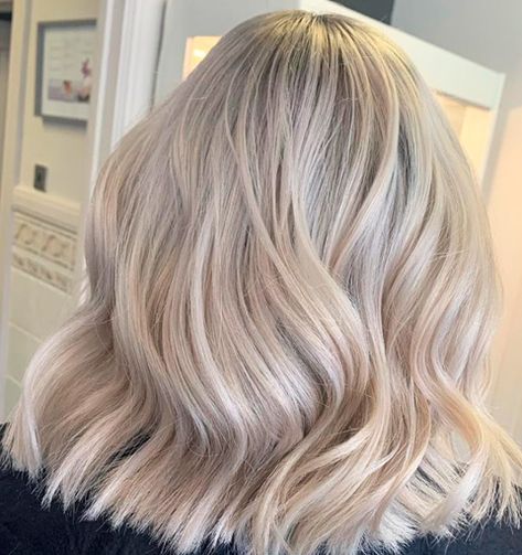 5 Differences Between Champagne Blonde and Ash Blonde: discover the best one for you Blonde Hair For Cool Skin Tones, Light Ash Blonde Hair Color, Champagne Hair Color, Ash Blonde Short Hair, Ash Blonde Hair Balayage, Blonde Hair Pale Skin, Cool Ash Blonde, Light Ash Blonde Hair, Cool Blonde Hair Colour