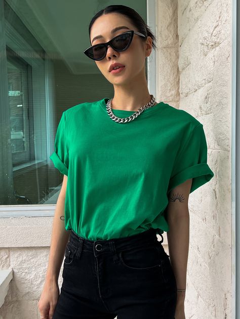 Green And Gold Outfit Casual, Green T Shirt Outfit Casual Women, Sage Green Tshirt Outfit, How To Style A Green Shirt, Green Shirts Women, Green Tshirt Outfit Woman, Green Shirt Outfits Women, Green Tee Outfit, Green T Shirt Outfit