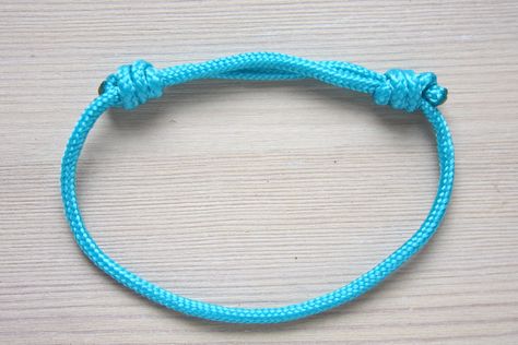 Learn how to tie a barrel sliding knot! A perfect adjustable knot for both bracelets and necklaces, this is a chunkier version of the simple sliding knot. Square Sliding Knot, Simple Sliding Knot, Knot Bracelet Tutorial, Sliding Knot Tutorial, Double Sliding Knot, Adjustable Bracelet Diy, Knot Bracelet Diy, Cord Bracelet Diy, Sliding Knot Bracelet