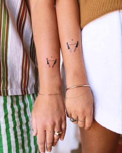 Maching Tattoos Mini, Matching Tattoos For Best Friends Unique, Meaningful Sister Tattoos, Stick Figure Tattoo, Cute Sister Tattoos, Maching Tattoos, Small Sister Tattoos, Sister Tattoo Designs, Sisters Tattoo