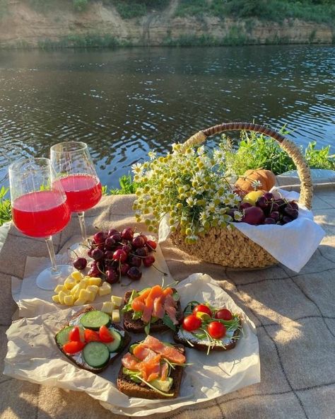 Aesthetic Picnics, Picnic Date Food, Aesthetic Picnic, Picnic Aesthetic, Picnic Inspiration, Hey Beautiful, Picnic Ideas, Picnic Date, Perfect Picnic