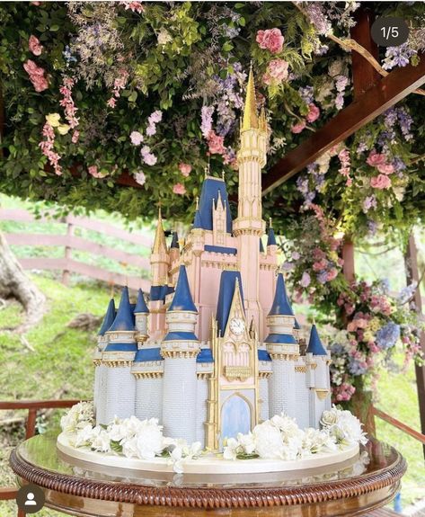 Disney Cake Castle, Disney Castle Wedding, Cinderella Castle Cake, Disney Castle Cake, Castle Birthday Party, Classy Birthday Party, Castle Wedding Cake, Cake Castle, Disney World Birthday