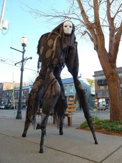 Fantastically Creepy 'Stilt Spirit' Costume Allows the Wearer to Walk on Four Legs Strašidelný Halloween, Halloween Pauroso, Läskig Halloween, Stilt Costume, Uhyggelig Halloween, Spirit Costume, Spirit Halloween Costumes, Costume Venitien, Costume Tutorial