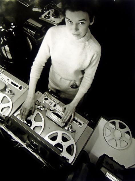 Delia Derbyshire next to one of the Radiophonic Workshop Philips EL-3503 machines. Delia Derbyshire was a pioneering composer of electronic music who worked at the BBC Radiophonic Workshop from 1960-1973. Cassette Audio, Jane Russell, Ghost In The Machine, Ella Fitzgerald, Mae West, Gene Kelly, Female Musicians, Patti Smith, Women In Music