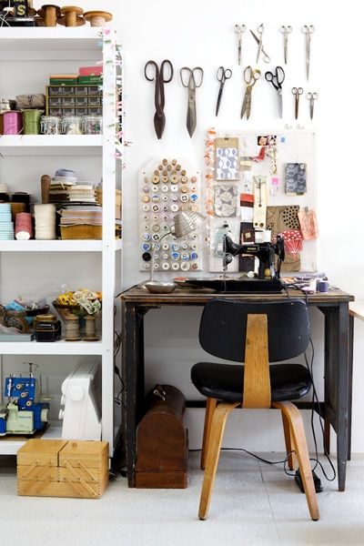 Lovely Shelter: Home office spaces for you creative types Sewing Rooms, Coin Couture, Sewing Spaces, Home Office Inspiration, Decor Studio, Sewing Space, Creative Workspace, Craft Room Office, Craft Corner