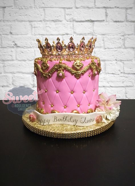 Pink quilted cake with a crown on top... Queen Birthday Cake, Birthday Cake Crown, Bolo Tumblr, Birthday Cake Vanilla, Quilted Cake, 20 Birthday Cake, Queen Cakes, Birthday Cakes For Teens, Birthday Cake With Flowers