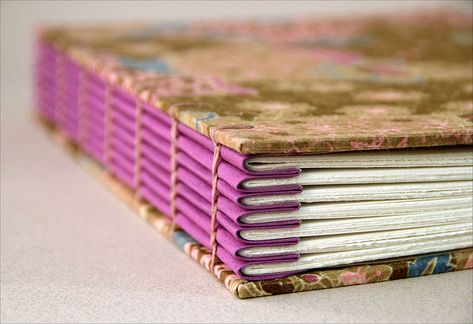 Coptic stitch. Use coloured paper to make a coloured spine, without making the signatures of coloured paper  by Zoopress studio, via Flickr Diy Book Binding, Buku Diy, Vika Papper, Homemade Books, Diy Buch, Bookbinding Tutorial, Book Binding Diy, Beginner Crafts, Diy Papier