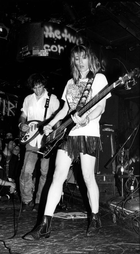 Girl Guitarist, Princesa Punk, Kim Gordon, Siouxsie Sioux, Rockstar Aesthetic, Rock Aesthetic, Sonic Youth, Riot Grrrl, Female Musicians