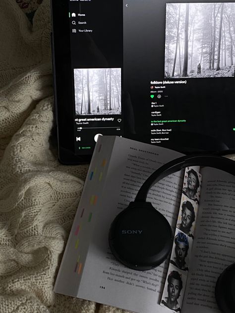 Reading And Headphones Aesthetic, Book And Headphones Aesthetic, Taylor Swift Headphones, Cover Playlist, Headphone Aesthetic, Aesthetics Pics, Taylor Swift Book, Neal Shusterman, Snapchat Filters Selfie