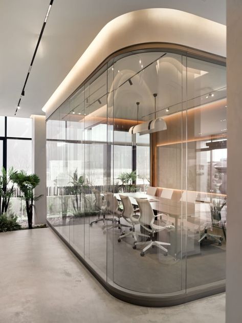 Transparent Board Office, Unique Conference Room Design, Glass Conference Room Design, Corporate Conference Room Design, Meeting Room Aesthetic, High Tech Interior, Luxurious Office, Transparent Wall, Meeting Office