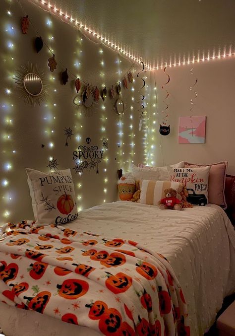 Ways To Decorate Your Bedroom For Halloween, Fall Decoration Bedroom, How To Decorate Your Room For Halloween, Cute Diy Halloween Decorations For Room, Halloween Room Ideas Bedrooms Cute, Fall Vibes Bedroom, Halloween Themed Room Bedrooms, Halloween Decorations Room Aesthetic, Cute Fall Room Ideas