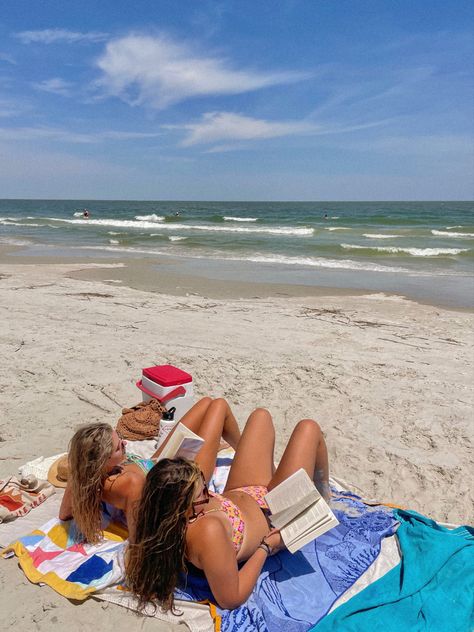 Work At The Beach, Girls Trip Beach Aesthetic, College By The Beach, Studying At The Beach, Beach Fun Aesthetic, Beach Reading Pictures, Reading On Beach Aesthetic, Reading Beach Aesthetic, Beach Activities Aesthetic