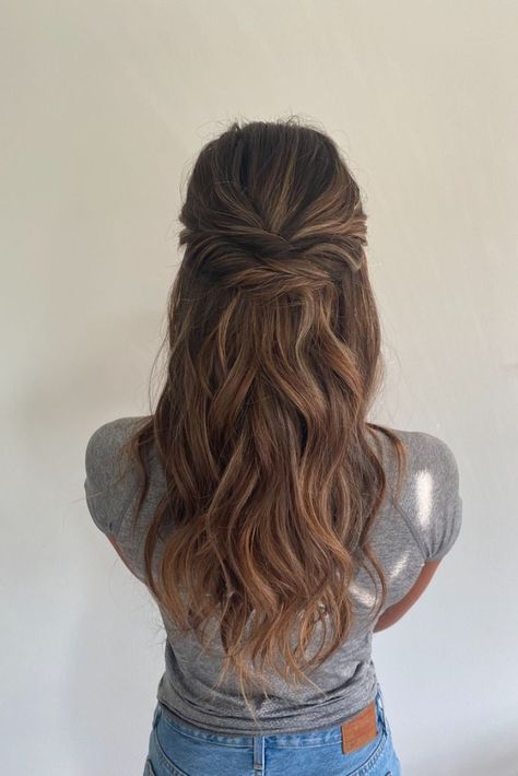 Grad Hairstyles, Bridesmaid Hair Inspo, Bridemaids Hairstyles, Half Up Wedding Hair, Wedding Hair Half, Guest Hair, Simple Prom Hair, Bridesmaid Hair Makeup, Ball Hairstyles