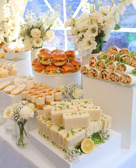 Decoration Buffet, Catering Food Displays, Fest Mad, Catering Ideas Food, Party Food Buffet, Wedding Buffet, Party Food Platters, Catering Food, Food Displays