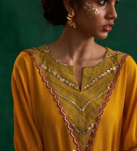 Heavy Kurti Neck Designs, Long Kurti Patterns, Stylish Kurtis Design, Kurta Patterns, Kaftan Designs, Heavy Dresses, Simple Kurta Designs, Neck Designs For Suits, Designer Kurti Patterns