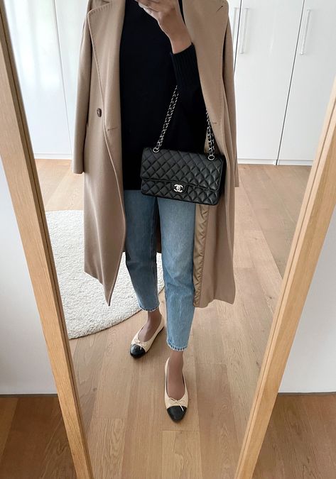 Chanel Ballerina Outfit, Chanel Medium Classic Flap, Classic Chanel Outfit, Chanel Classic Outfit, Chanel Medium Flap Outfit, Jeans And Flats Outfit, Chanel Ballerina Flats Outfits, Classic Jeans Outfit, Chanel Casual Outfit