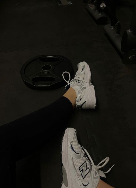 Gym Woman Aesthetic, New Balance 530 White Silver, Aesthetic Gym Outfits, Gym Girlies Aesthetic, Girl Gym Aesthetic, Gym Aesthetic Women, Aesthetic Gym Girl, New Balance Aesthetic, 530 New Balance