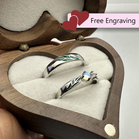 Vier je liefde met onze verstelbare ringenset voor koppels, prachtig vervaardigd uit 925 sterling zilver. Deze unieke set heeft een bladgroen ontwerp met één ring versierd met een prachtige opaalsteen. Beide ringen hebben een elegante, moderne esthetiek en zijn verstelbaar om een perfecte pasvorm voor elke vinger te garanderen. Deze ringen zijn perfect als belofteringen, verlovingsringen of speciale cadeaus voor jubilea en verjaardagen en zijn ontworpen om jouw unieke liefdesverhaal te weerspieg Promise Rings Set, His And Her Ring, Engraved Promise Rings, Rings For Couples, His And Hers Rings, Couples Ring, Promise Ring Set, Promise Rings For Couples, Couples Ring Set