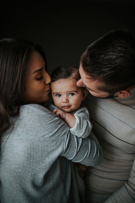 Diy Photoshoot Setup At Home, 9 Month Old Family Photo Ideas, Grandparent Photo Session, Living Room Family Photoshoot, Family Photoshoot With Baby, Family Photoshoot Studio, Family Pictures With Baby, Family Of 3 Photoshoot, Pictures Of Family