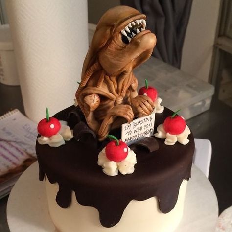 Essen, Scary Halloween Cakes, Alien Cake, Horror Cake, Movie Cake, Pear And Almond Cake, Alien Xenomorph, Ellen Ripley, Alien Party