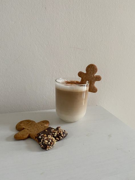 Natal, Gingerbread Cookies Aesthetic Wallpaper, Gingerbread Cookies Aesthetic, Christmas Coffee Aesthetic, Gingerbread Aesthetic, December Moodboard, Latte Aesthetic, Cookies Aesthetic, Coffee Christmas