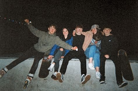 Teenage Group Photos, Friends Disposable Aesthetic, Six Group Of Friends, Mix Friend Group Aesthetic, Teenage Group Aesthetic, Photos To Recreate With Friend Group, Skate Group Aesthetic, Teenage Friend Group Aesthetic, Mixed Group Of Friends